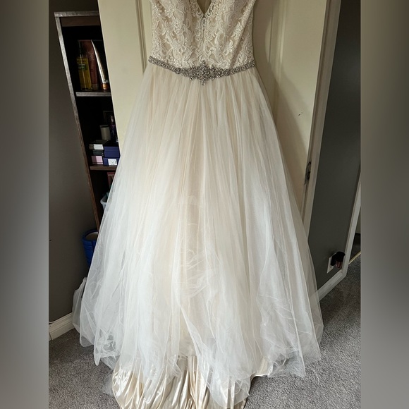 Never worn or altered - Allure Bridal Gown. Size 12 - Picture 4 of 6